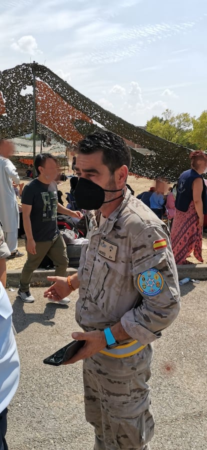 El subteniente José Ángel Andrés, de la Sección de Apoyo al Tránsito Aéreo (Satra) este jueves en la base de Torrejón de Ardoz (Madrid)