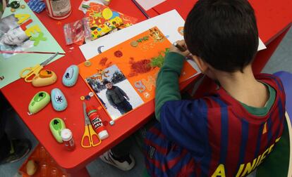 Un niño en una aula de infantil en Madrid.