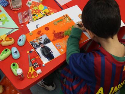 Un niño en una aula de infantil en Madrid.