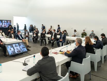 Sala donde se celebró la reunión de Iván Duque con la Iglesia. Al fondo se observa cubierta la obra del artista belga Francis Alÿs. El suelo de la estancia está cubierto con las placas creadas con las armas fundidas de las FARC.