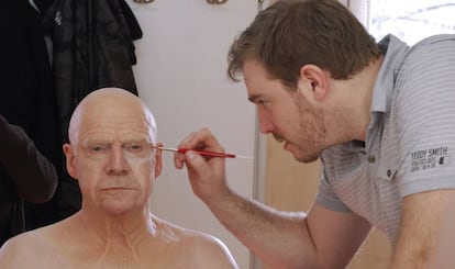 El maquillador Krystian Mallett durante uno de sus trabajos.