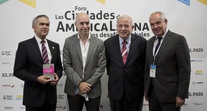 Desde la izquierda, el alcalde de Ciudad de México, Miguel ángel Macera; el jefe de Gobierno de Buenos Aires, Horacio Rodríguez; alcalde de Miami, Tomás Pedro Regalado; y el director del diario El PAÍS, Antonio Caño.