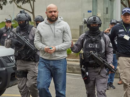 La Policía y la Interpol trasladan al coronel de la Policía colombiana Benjamín Núñez, el 10 de septiembre de 2022.