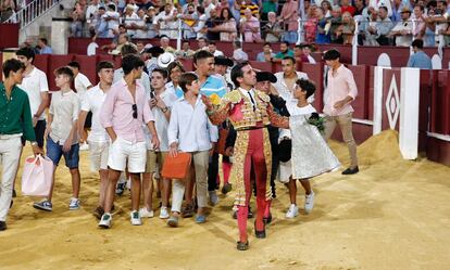 El diestro Juan Ortega, rodeado de jóvenes, en la pasada Feria de Málaga.