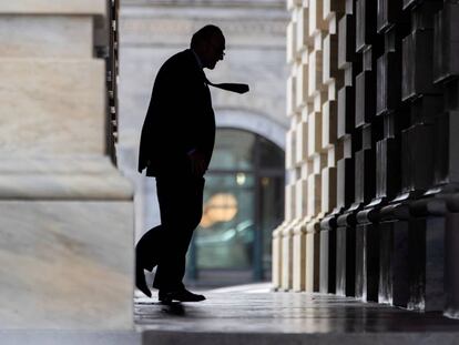 El senador demócrata por Nueva York Chuck Schumer llega al Capitolio en Washington DC.