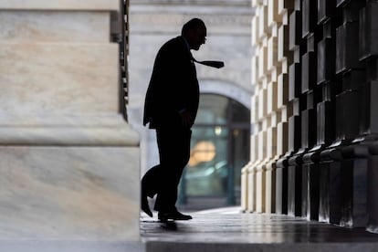 El senador demócrata por Nueva York Chuck Schumer llega al Capitolio en Washington DC.