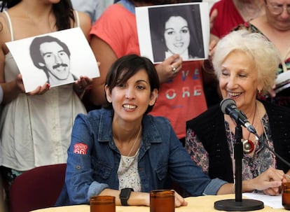 Adriana Garnier Ortolani, la nieta recuperada 126 (izq.) junto a Estela de Carlotto.