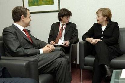 El presidente del Gobierno español, José Luis Rodríguez Zapatero, y la canciller alemana, Angela Merkel, en Bruselas.