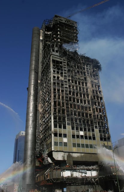 Conforme avanza la mañana, se va viendo con mayor claridad el estado ruinoso en que ha quedado el edificio. Los bomberos, que no han accedido al interior, lanzan agua a toda presión desde el exterior para intentar que no se propague a otros edificios contiguos.