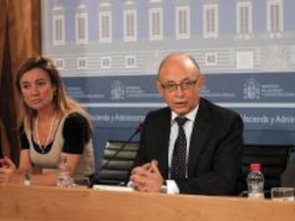 El ministro de Hacienda y Administraciones Públicas, Cristóbal Montoro (c), junto a los secretarios de Estado de Presupuestos, Marta Fernández Currás, y Administraciones Públicas, Antonio Beteta, durante la presentación de los datos de ejecución presupuestaria de las comunidades autónomas correspondientes al segundo trimestre de 2012, hoy en Madrid.