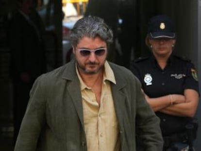 Cristóbal Páez sale de la Audiencia.