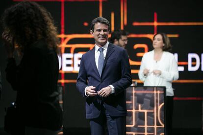 Manuel Valls, con Ada Colau al fondo, en el debate entre los candidatos a la alcaldía de Barcelona organizado por TV3.