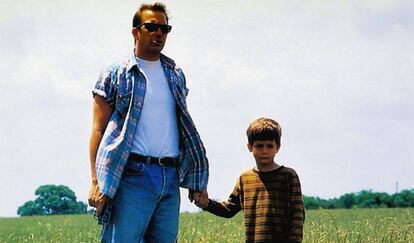 Kevin Costner se pasa el día de maratón llevando y recogiendo al niño de la guardería.