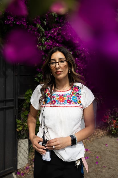 Lorena Reynoso posa junto a su escuela.