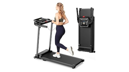 Cinta de correr en casa sobre fondo blanco.