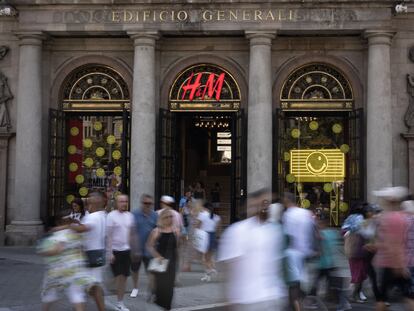 Fachada de la tienda de ropa H&M de Paseo de Gracia, en Barcelona, el 15 de julio de 2022.