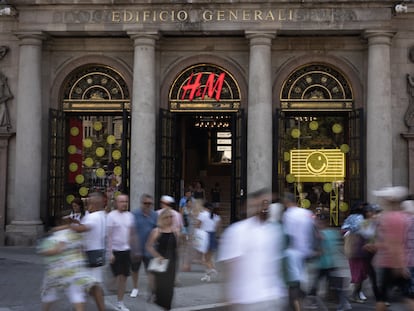 Fachada de la tienda de ropa H&M de Paseo de Gracia, en Barcelona, el 15 de julio de 2022.