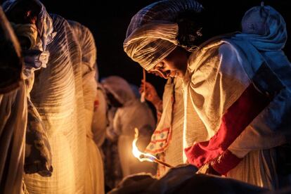 Una devota cristiana ortodoxa sostiene una vela durante la celebración de Timkat, la Epifanía etíope, en Gondar.
