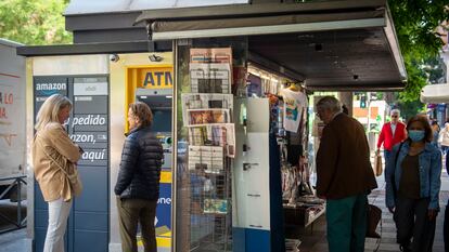 Un quiosco renovado de Madrid con cajero automático, punto de recogida de paquetes y cargadores de vehículos eléctricos.