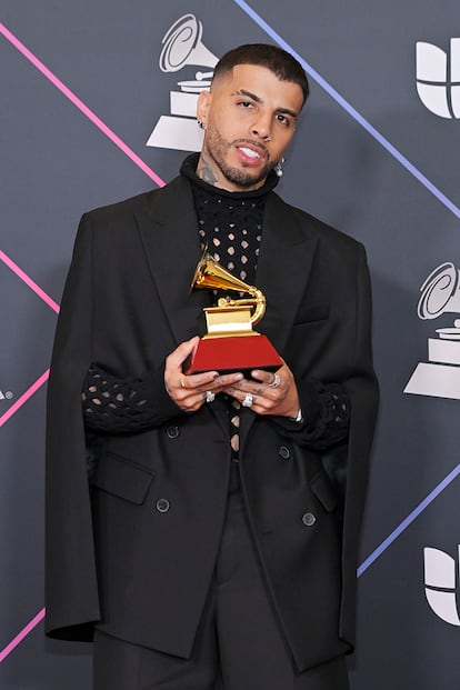 Rauw Alejandro posa con su Grammy Latino, con un traje de Valentino. El cantante puertorriqueño, al que se pudo ver acompañado de su pareja Rosalía en la gala de Los40 Music Awards, acudió esta vez solo a la ceremonia de los Grammy Latinos.