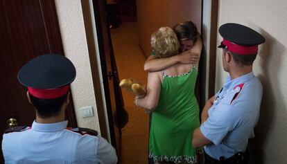 Una mujer abraza su vecina antes de su desahucio, en Barcelona el 2014.