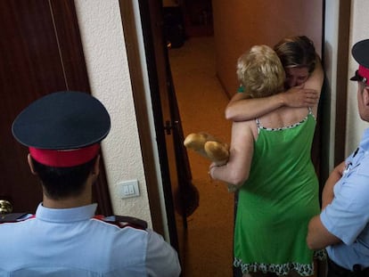 Una mujer abraza su vecina antes de su desahucio, en Barcelona el 2014.