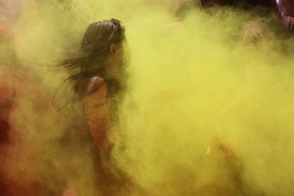 Pistolas de agua, cubos, pigmentos —lo habitual es que estén hechos de una mezcla de harina de maíz y colorantes llamada ‘gulal’— y aerosoles son las armas empleadas por los participantes en el festival. En la imagen, estallido de polvos de color amarillo durante el Holi en Howrah, un distrito de Bengala Occidental.