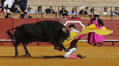El diestro ecijano Miguel Ángel Delgado, recibe a "porta gayola" a su primero de la tarde.
