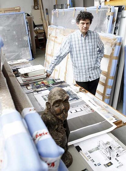 José Manuel Ballester, en su estudio, una antigua carpintería.