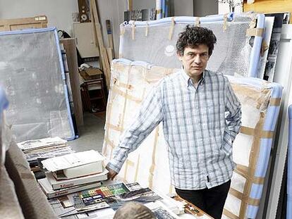 José Manuel Ballester, en su estudio, una antigua carpintería.