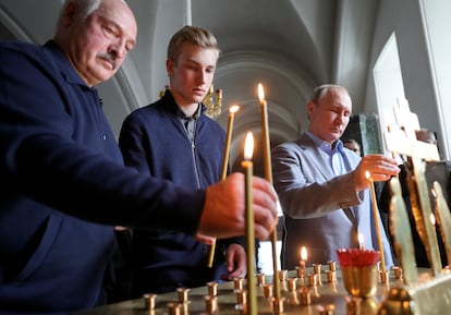 Lukashenko, su hijo Kolya y Putin en un monasterio en Karelia, en julio de 2019. 