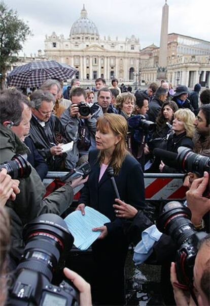 Barbara Blaine, con los periodistas en la plaza de San Pedro.