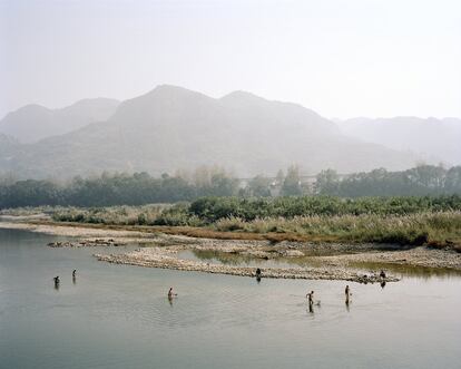 Pescadores en Zhangjiajie.Una de las consecuencias de desequilibrio de genero y la decreciente tasa de natalidad en China es la falta de mujeres. En las zonas rurales, algunos pueblos están habitados por hombres que  no pueden casarse debido a su extrema pobreza. 2017.