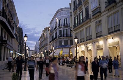 Atardecer en la calle de Larios, la más afamada de las arterias comerciales de Málaga. La capital de la Costa del Sol cuenta en la actualidad con unos 500.000 habitantes.