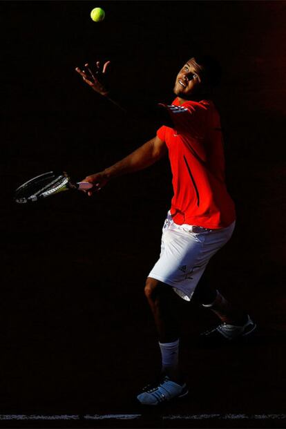 Tsonga se dispone a efectuar un servicio durante su partido contra Brands.