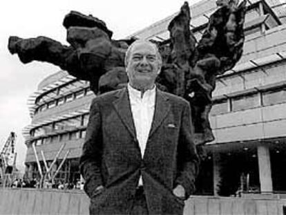 Vicente Larrea junto a su escultura Dodecathlos, a la entrada del Palacio Euskalduna.