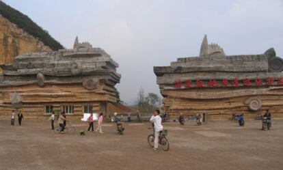 Entrada del Meishan Geopark, en China, decorado con moldes de fósiles de especies que se extinguieron hace unos 250 millones de años.