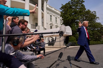 Donald Trump pasa delante de la prensa en dirección al helicóptero presidencial.