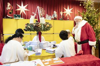 Papa Noel habla con sus ayudantes en la oficina de correos de Himmelpfort, al norte de Alemania.