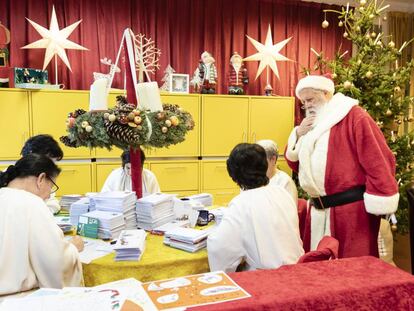 Papa Noel habla con sus ayudantes en la oficina de correos de Himmelpfort, al norte de Alemania.