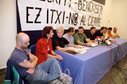 Los miembros del comité de empresa de Reckitt Benckiser, durante la rueda de prensa de ayer en Bilbao.