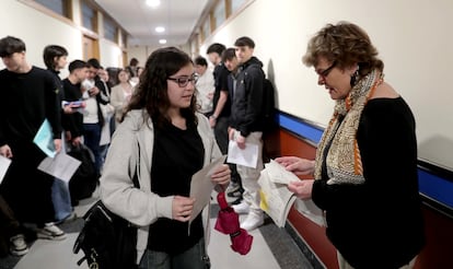 Una alumna accede a una de las clases en la Escuela de Ingenieros de Bilbao de la Universidad del País Vasco.