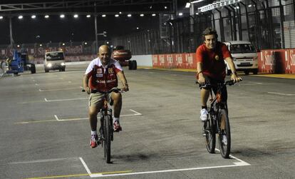 Fernando Alonso y Emilio Botín en el circuito de Singapur en 2010.