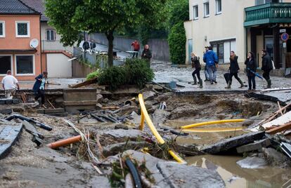Socavón provocado por las fuertes lluvias, en el pueblo alemán Simbach am Inn, el 2 de junio.