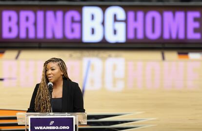 Cherelle Griner, esposa de Brittney Griner, habla el miércoles en el mitin en apoyo a la jugadora de Phoenix.