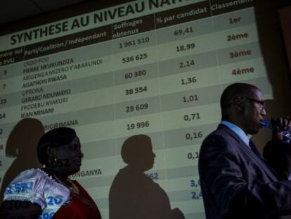 Pierre Claver Ndayicariye, jefe de la comisi&oacute;n electoral, informa de los resultados electorales en Burundi, el 24 julio de 2015.