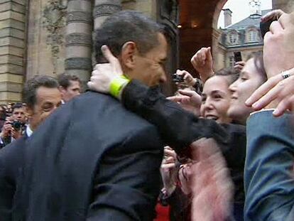 Obama, ante la joven que reclamaba un beso.
