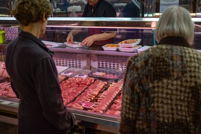 Dos mujeres compran en una carnicería de un mercado de Madrid, en una imagen de archivo.