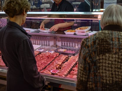 Dos mujeres compran en una carnicería de un mercado de Madrid, en una imagen de archivo.