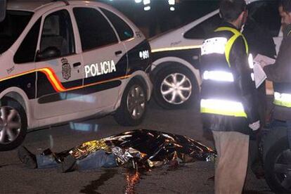 El cuerpo del policía que murió en el madrileño barrio de Vicálvaro (Madrid) el pasado fin de semana.
